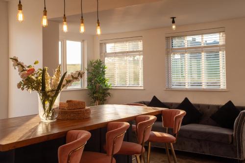 奥特本Northern Hideaways Otterburn的客厅配有木桌和沙发