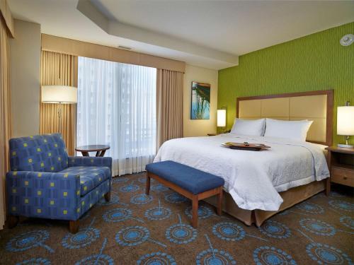 哈利法克斯哈利法克斯市中心汉普顿酒店的配有一张床和一把椅子的酒店客房