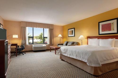 萨里Hampton Inn & Suites by Hilton Langley-Surrey的配有一张床和一张书桌的酒店客房