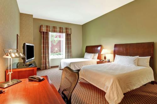 渥太华渥太华机场希尔顿花园酒店的酒店客房配有两张床和一张书桌
