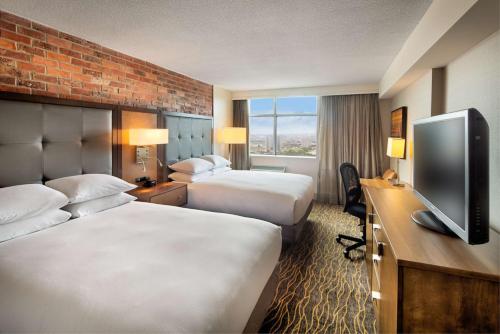 多伦多多伦多机场希尔顿逸林酒店的酒店客房设有两张床和一台平面电视。