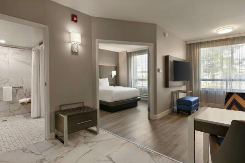 潘特克莱尔蒙特利尔机场希尔顿大使馆套房酒店 的一间酒店客房 - 带一张床和一间浴室