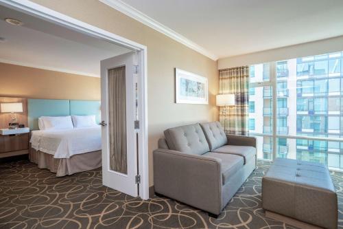 温哥华温哥华市中心汉普顿酒店的酒店客房,配有床和沙发
