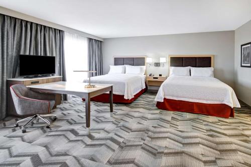 梅迪辛哈特梅迪辛哈特汉普顿套房酒店 的酒店客房设有两张床和一台平面电视。