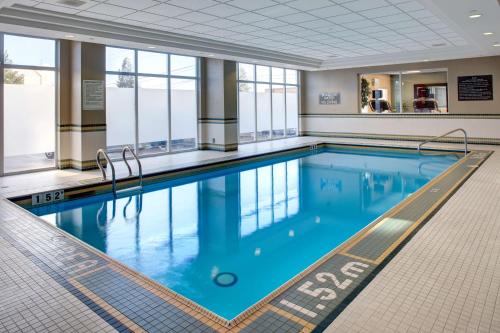 米西索加Hampton Inn & Suites by Hilton Toronto Airport的大楼内一个蓝色的大型游泳池
