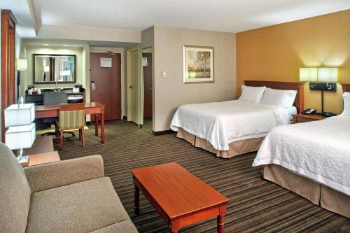 米西索加Hampton Inn & Suites by Hilton Toronto Airport的酒店客房配有两张床和一张书桌