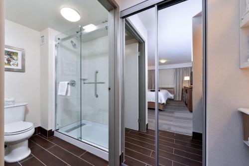 卡尔加里卡尔加里大学西北汉普顿套房旅馆的带淋浴和卫生间的浴室