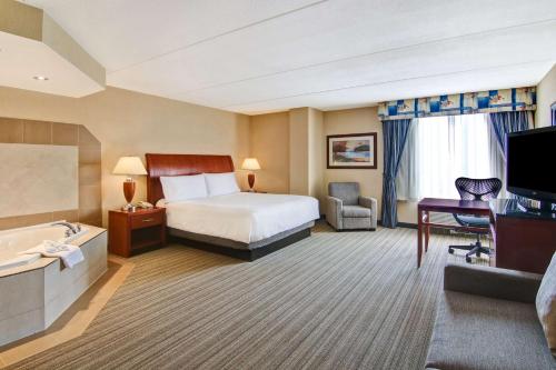 伯灵顿多伦多伯林顿希尔顿花园酒店的一间酒店客房 - 带一张床和一间浴室