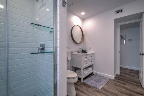安娜玛丽亚Bean Point Residence的一间带卫生间、水槽和镜子的浴室