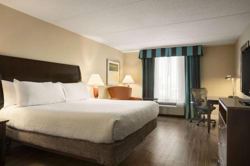 沃恩希尔顿花园酒店 - 多伦多/沃恩的酒店客房设有床和窗户。