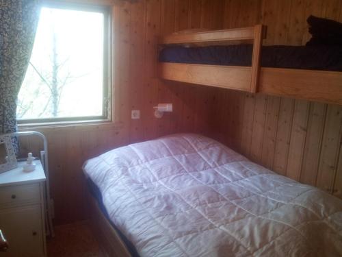 LaxamýriVetursetur的一间卧室设有两张双层床和一扇窗户。