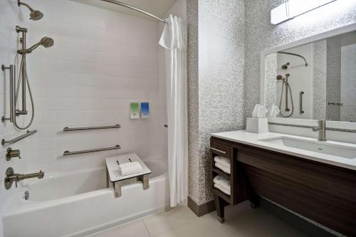杰基尔岛Home2 Suites By Hilton Jekyll Island的带浴缸、水槽和淋浴的浴室
