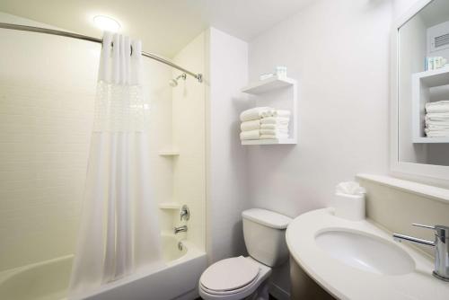 普利茅斯会议普利茅斯会议汉普顿旅馆的白色的浴室设有卫生间和水槽。