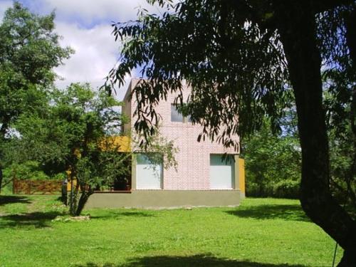 巴克罗斯Cabañas Mayma的绿草丛生的建筑