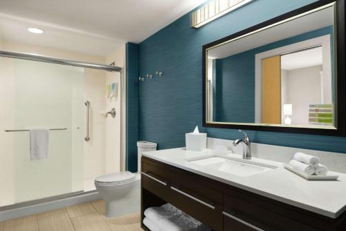 奥斯汀希尔顿Home2套房酒店 - 得克萨斯州奥斯汀北/靠近the Domain购物中心的一间带水槽、卫生间和镜子的浴室
