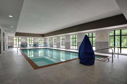 阿德莫尔阿德莫尔汉普顿酒店及套房 的大楼内的大型游泳池