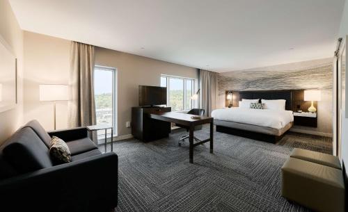 莱维斯魁北克市/圣罗幕德希尔顿恒庭酒店的配有一张床和一张书桌的酒店客房