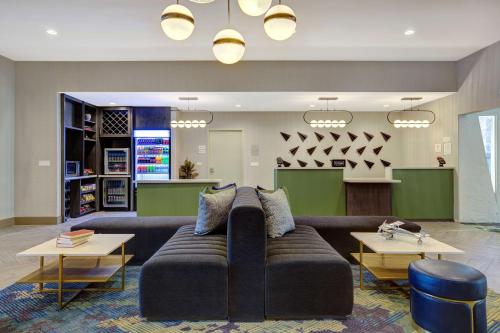 帕姆代尔瑞玛达酒店的带沙发和桌子的大型客厅