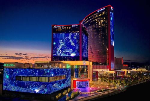 拉斯维加斯Las Vegas Hilton At Resorts World的建筑的侧面有蓝色的灯光