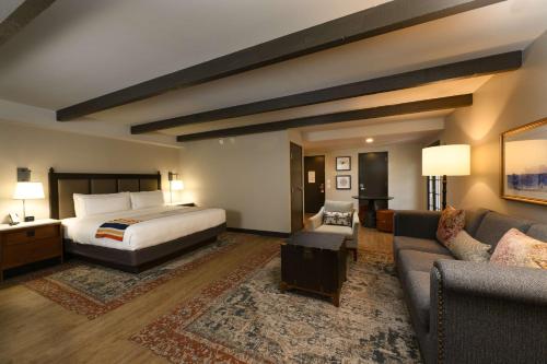 圣安东尼奥Estancia del Norte San Antonio, A Tapestry Hotel by Hilton的酒店客房,配有床和沙发