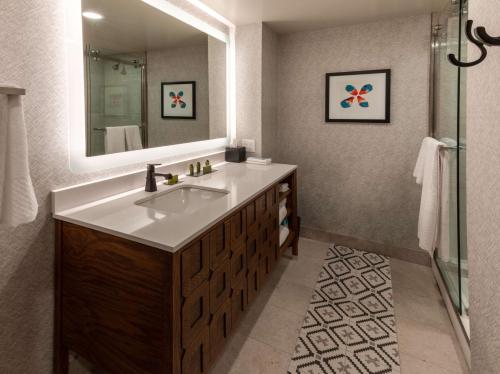 圣安东尼奥Estancia del Norte San Antonio, A Tapestry Hotel by Hilton的一间带水槽和镜子的浴室