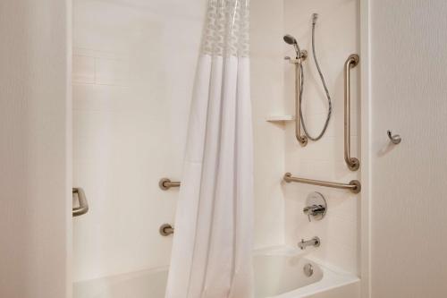 独立市克利夫兰汉普顿独立套房酒店的一间带白色淋浴帘的浴室