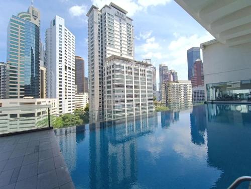 吉隆坡RM219 Bukit Bintang Balcony Studio Infinty Pool的享有城市天际线和高楼的景色