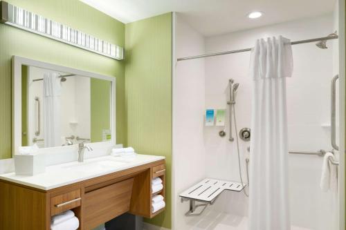 夏洛特夏洛特机场希尔顿欣庭套房酒店的一间带水槽和淋浴的浴室