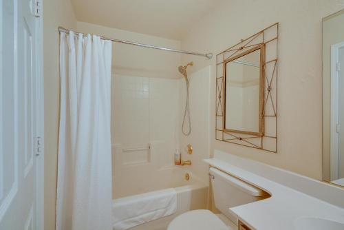 普雷斯科特山谷Prescott Valley Retreat with Private Hot Tub!的带淋浴、卫生间和盥洗盆的浴室