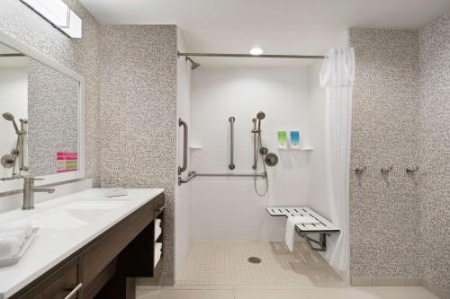哈里斯堡Home2 Suites By Hilton Harrisburg的带淋浴、盥洗盆和卫生间的浴室