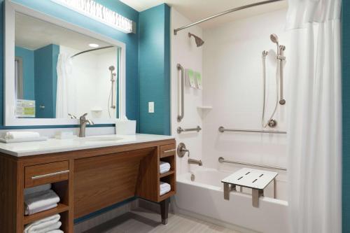 盐湖城盐湖城东希尔顿欣庭套房酒店的一间带水槽、浴缸和淋浴的浴室
