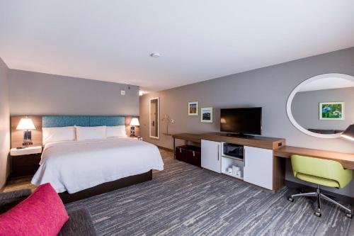俾斯麦俾斯麦汉普顿酒店的配有一张床和一台平面电视的酒店客房