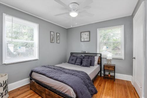 底特律Modern & Cozy East Side Gem ~ Queen Beds ~ Parking的一间卧室设有一张床和两个窗户。