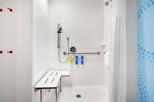 查尔斯湖Tru By Hilton Lake Charles的白色的浴室设有浴缸和水槽。