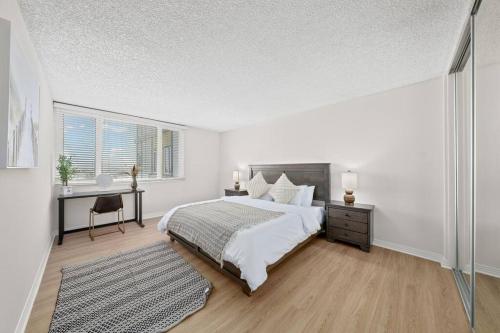 洛杉矶Apartment Venice beach with view的白色卧室配有床和书桌