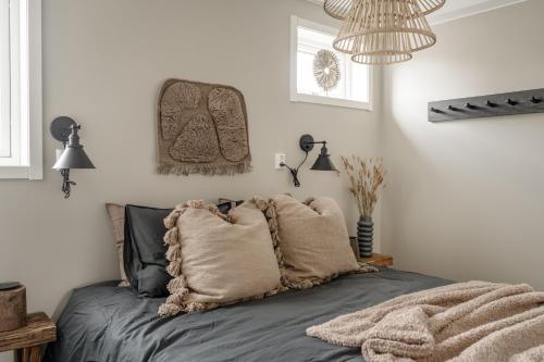 奥萨Modern nybyggd lägenhet i Orsa Grönklitt的一间卧室配有带枕头的床