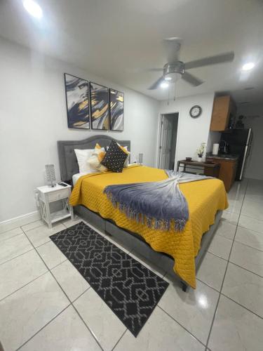 坦帕tranquilo y fantastico apartamento cerca de playas y areopuerto的一间卧室配有一张带黄色毯子的大床