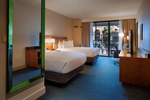 纽瓦克纽瓦克 - 弗里蒙特希尔顿逸林酒店的酒店客房设有两张床和一个阳台。