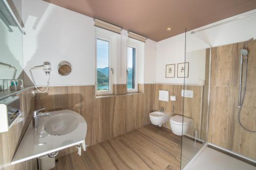 卡尔达罗Seeberg Garni Hotel的一间带水槽和淋浴的浴室