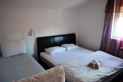 波德戈里察House of peace的一间卧室配有两张床和床上的浴袍。