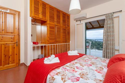 GimariBougainvillea的一间卧室配有一张带红色毯子的床和窗户。