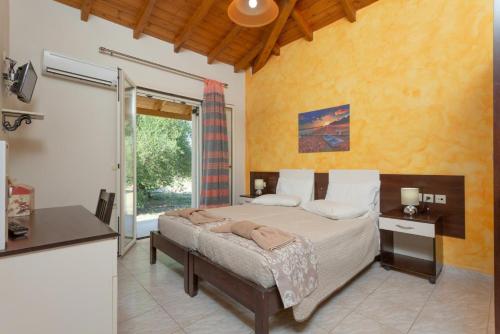 罗达Villa Popi的一间卧室设有一张床和一个大窗户