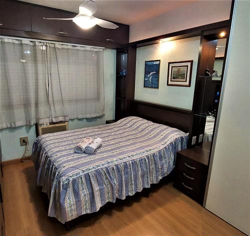 阿雷格里港Apartamento Completo 2 Quartos Wi-Fi 300 Mbps的一间卧室配有一张带梳妆台和镜子的床