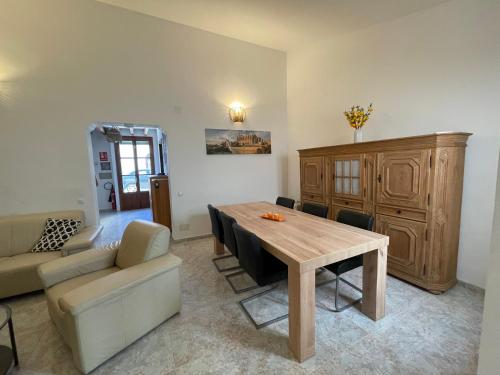 马略卡岛帕尔马Casa de Limon的客厅配有木桌和沙发