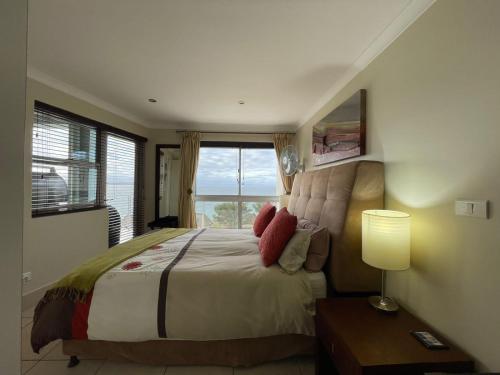 莫塞尔湾Nautica Flat 301的一间卧室设有一张大床和窗户
