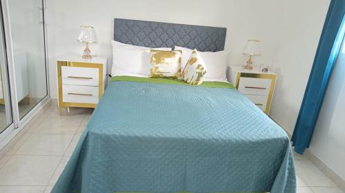 PantojaRG Sol 1的一间卧室配有蓝色的床和2个床头柜