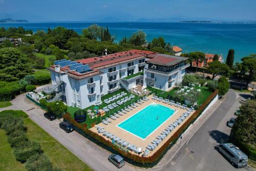 代森扎诺-德尔加达奥利维多酒店的享有大厦空中美景,设有游泳池