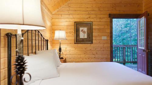 GordonsvilleShenandoah Wilderness Traveler的卧室配有白色的床和窗户。