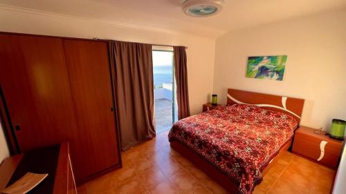 诺德什蒂Paraiso da Pedreira的一间卧室设有一张床和一个大窗户