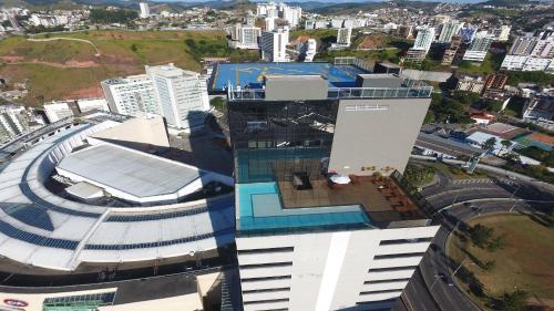 尤西德福拉Trade Hotel的享有带游泳池的大楼的顶部景致